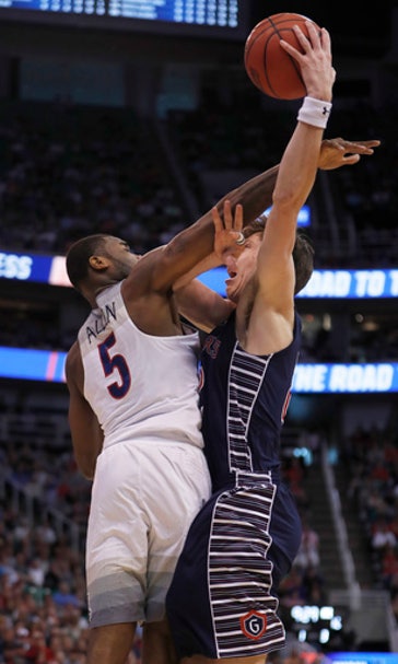 Markkanen, Trier lead Arizona to 69-60 win over Saint Mary's (Mar 18, 2017)